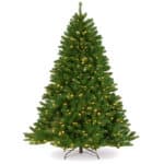 Lo sfondo bianco presenta un albero di Natale artificiale decorato con LED caldi.