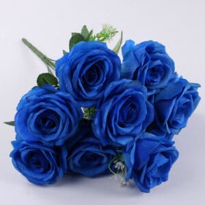 Bouquet di 10 rose artificiali blu su sfondo bianco.