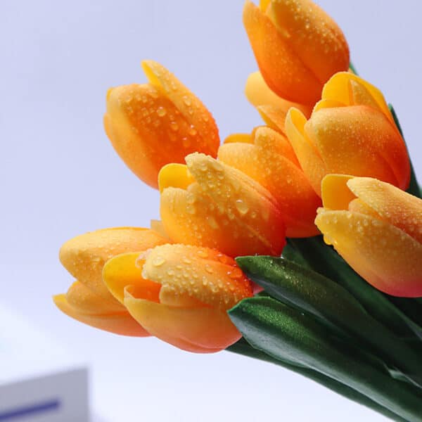 Bouquet di tulipani arancioni con gocce d'acqua sui petali