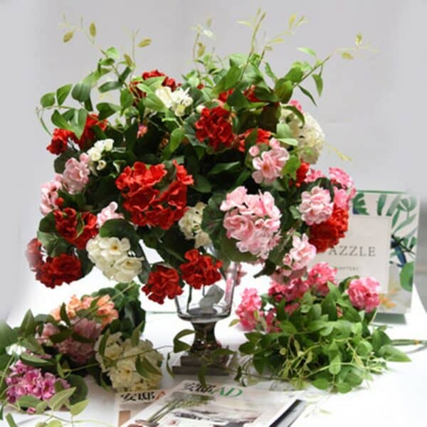 bouquet di fiori artificiali rosa e arancione in un vaso su un tavolo bianco
