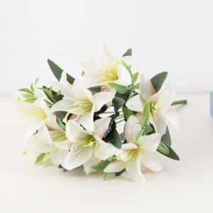 Bouquet di gigli artificiali con fiori bianchi su sfondo bianco