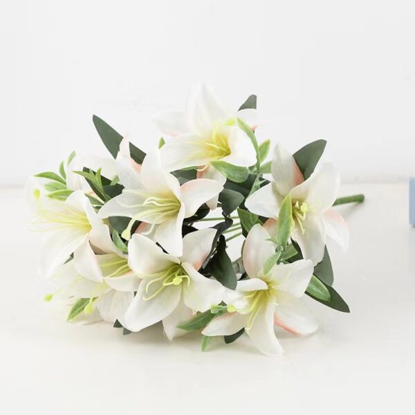 Bouquet di gigli artificiali con fiori bianchi su sfondo bianco