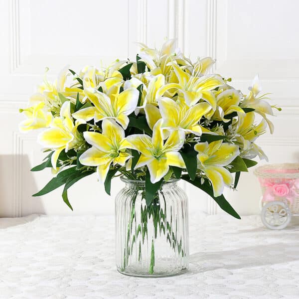 Bouquet di gigli con fiori gialli in un vaso trasparente.