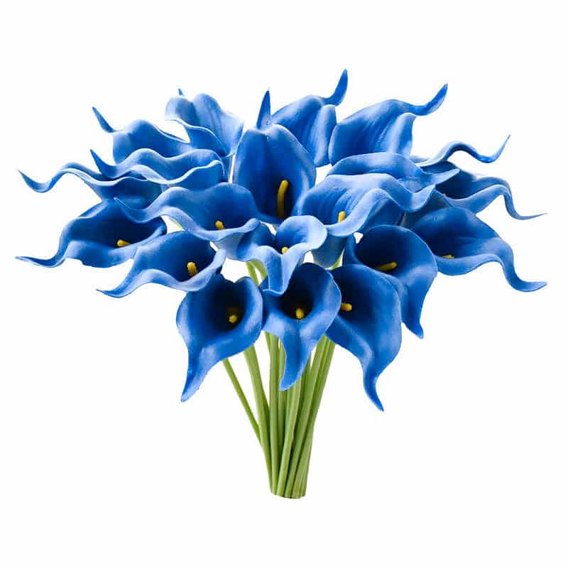 Bouquet di gigli blu artificiali su sfondo bianco.