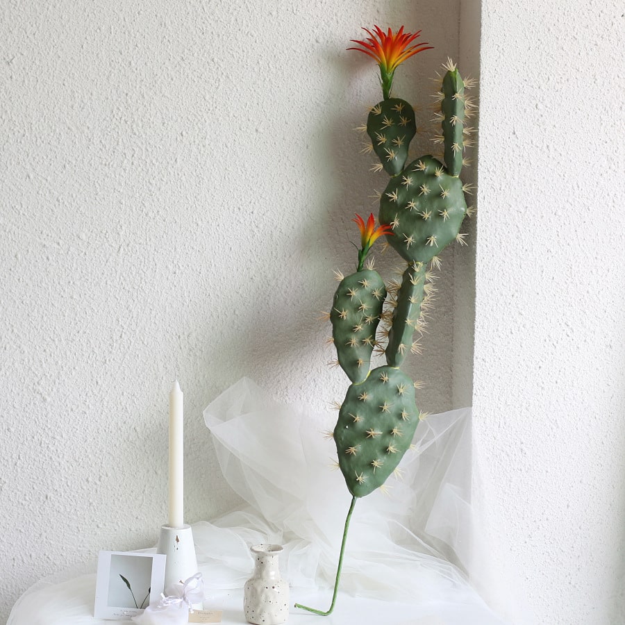 Foto di un cactus artificiale senza pelle con fiori arancioni