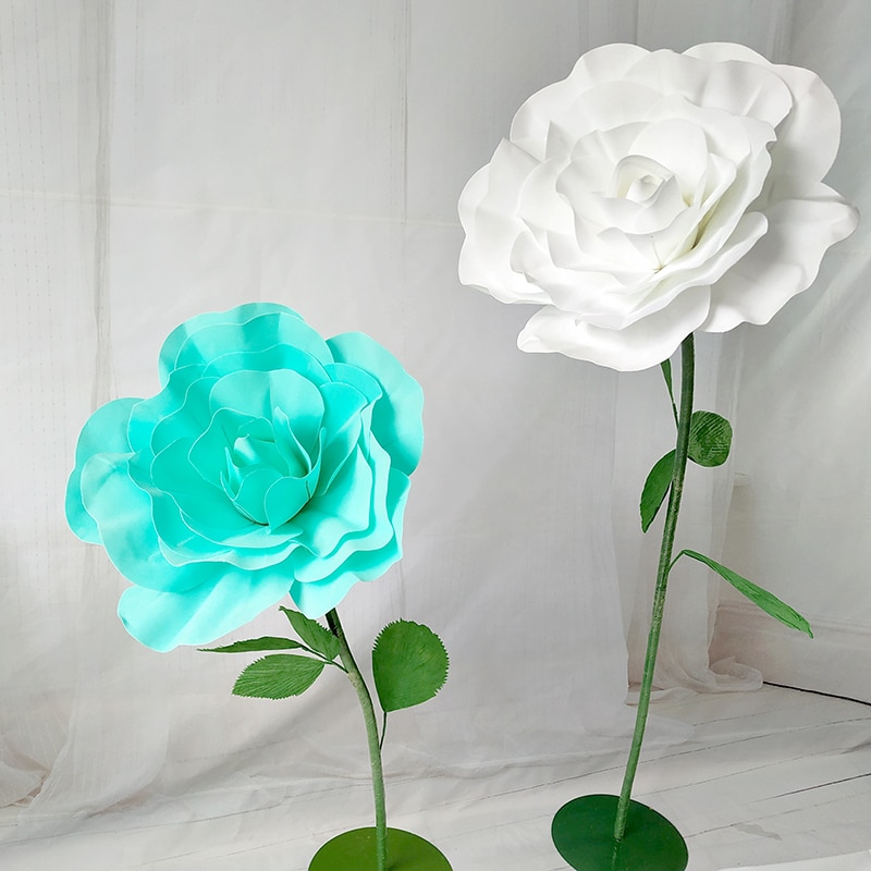 fiore artificiale blu e bianco