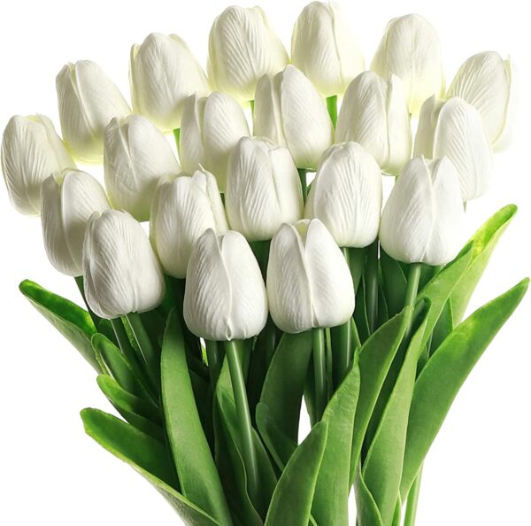 Foto di un bouquet di fiori di tulipano bianchi su uno sfondo bianco