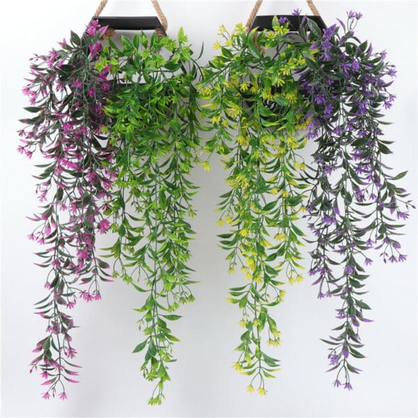 Foto di due cesti di fiori artificiali pendenti verdi e viola