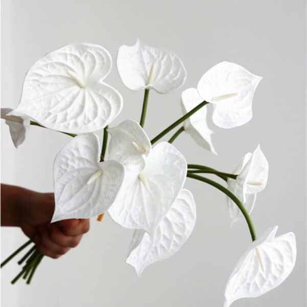 Foto di un bouquet di fiori artificiali di anthurium bianchi