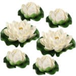 Foto di 6 fiori artificiali di ninfea bianca su uno sfondo bianco