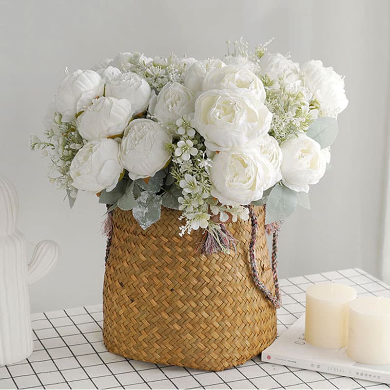 Foto di un bouquet di fiori di peonia bianca in un sacchetto su un tavolo