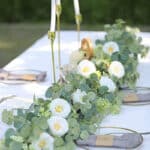 Ghirlanda artificiale di eucalipto e rose bianche, per uso interno o esterno, per decorare un tavolo.