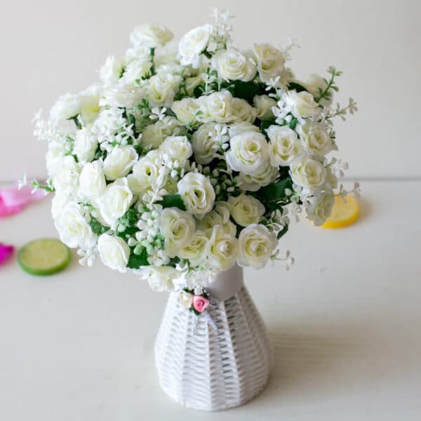 Bouquet di fiori di plastica bianchi in un vaso di terracotta su sfondo bianco
