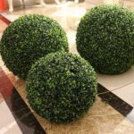 Pallone di erba artificiale verde per gli spazi esterni.