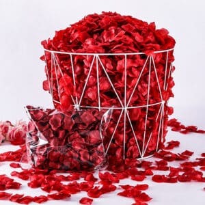 Cestino riempito con petali di rose rosse artificiali.