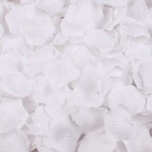Petali di rose bianche artificiali.