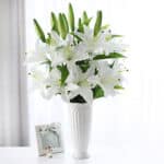 Bouquet di gigli artificiali bianchi in un vaso.